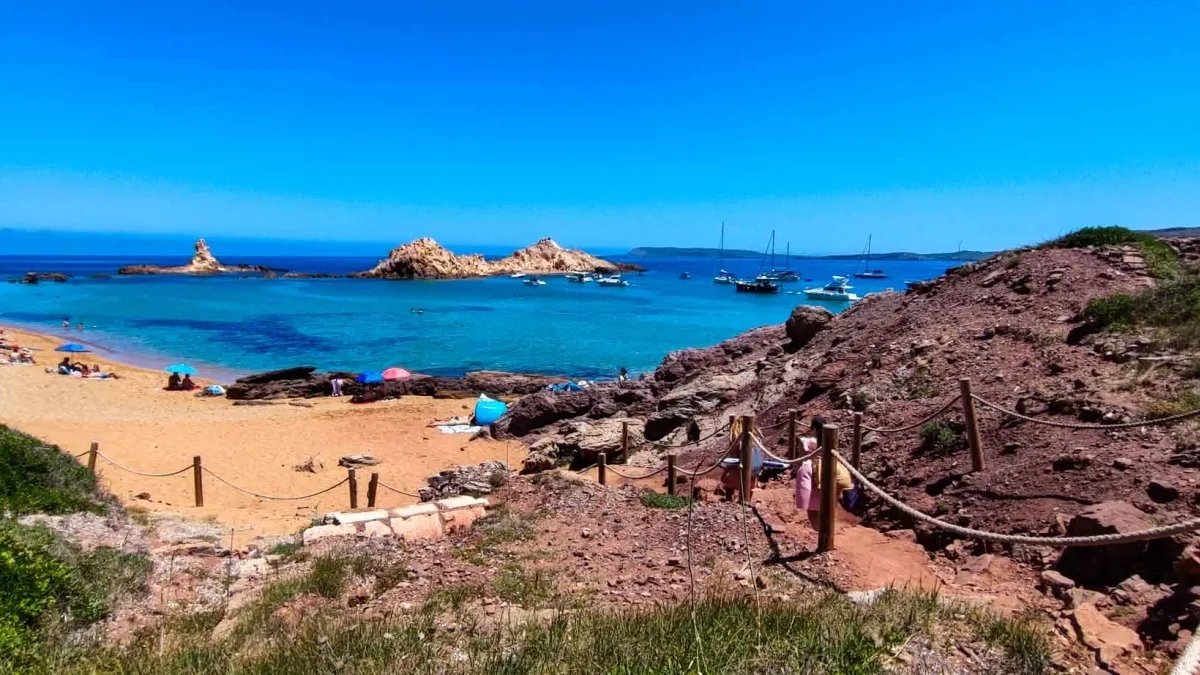 Cala Pregonda im Norden Menorcas